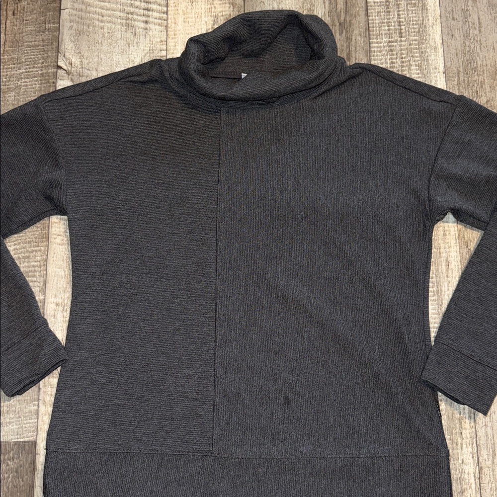 COLUMBIA long sleeve turtleneck - size M